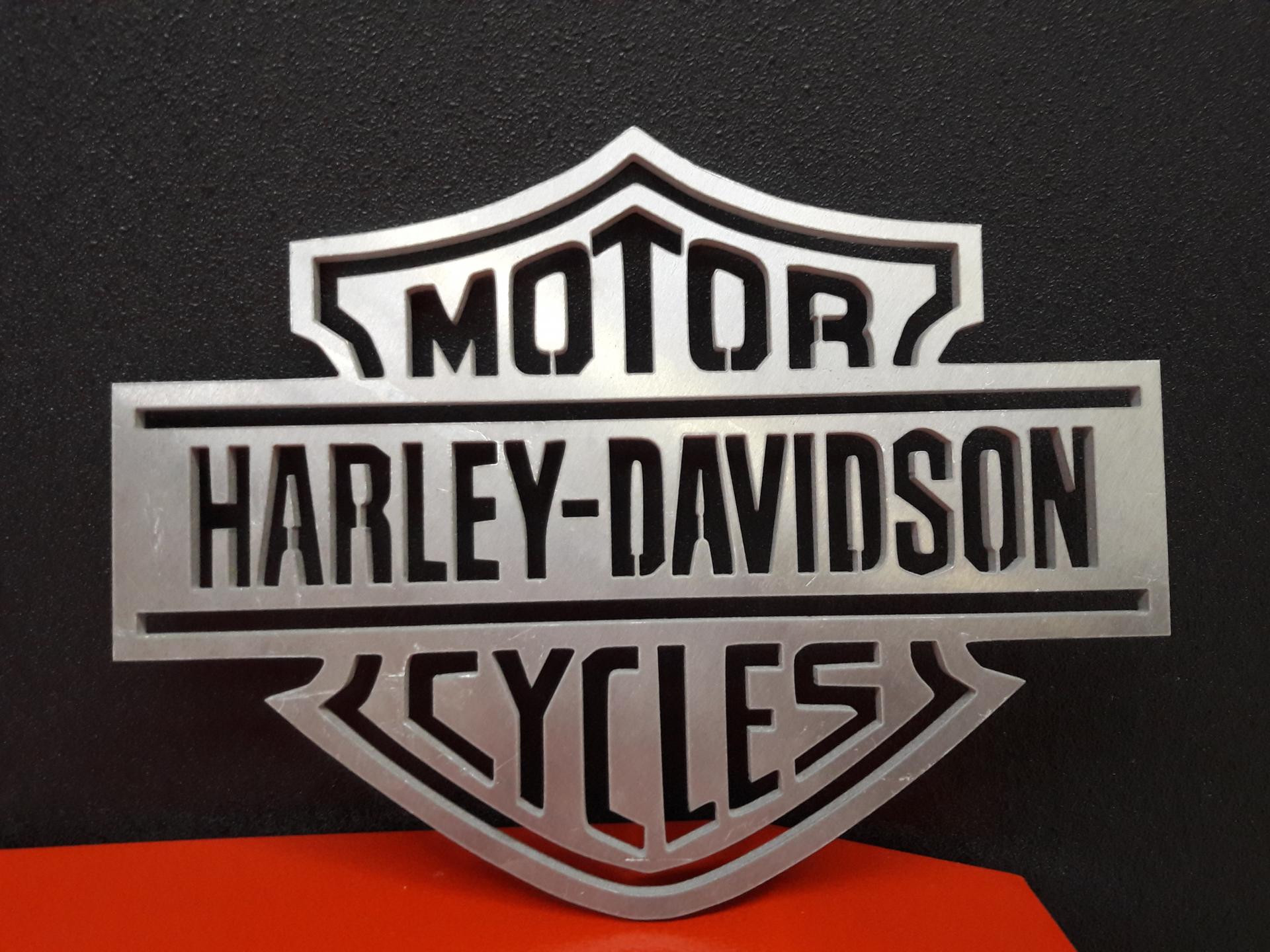 Harley Davidson dans de l’aluminium de 10mm d'épaisseur.